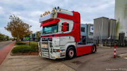 20251019-Tom-Holding-00044